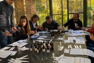 Équipe concentrée sur les accords de senteurs pendant l’atelier parfum MadCityZen. | © MadCityZen